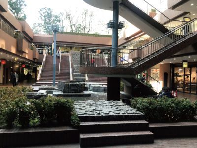新宿センタービルB1の噴水前